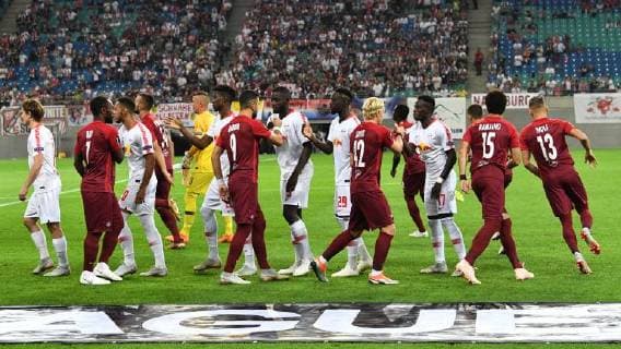 Sport Bilder des Tages Fussball, Herren, Saison 2018 2019, Europa League (Gruppe B, 1. Spieltag) RB Leipzig - FC Salzburg, beide Mannschaften begrüßen sich, Salzburg in Rot, 20.09. 2018, Copyright: xMatthiasxKochx