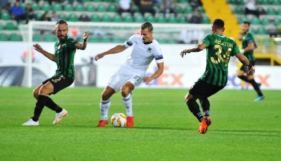 Fußball, EL, Akhisar Belediyespor - FK Krasnodar Krasnodar s Viktor Claesson (C) with Akhisar Belediyespor s Avdija Vrsajevic (L) and Adrien Regattin (R), during the Europa League Group J soccer match between Akhisar Belediyespor and Krasnodar in Akhisar, Thursday, Sept. 20, 2018. (  Copyright: AhmetxUnsalx-xDepoxPhotos 16120293