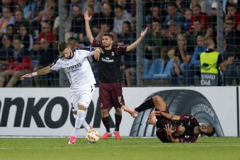 Kevin Malget (F91 Duedelingen - 4) setzt sich im Zweikampf gegen Andrea Bertolacci (AC Mailand, Milan 16 am Boden) und Fabio Borini (AC Mailand, Milan 11) durch 20.09.2018 Fussball Europa League, Gruppenphase, Saison 2018-2019 20.09.2018 LUX, EL, F91 Düdelingen - AC Mailand (ITA) (Dudelange - Milano, Milan) Stade Josy Barthel, Luxemburg 
