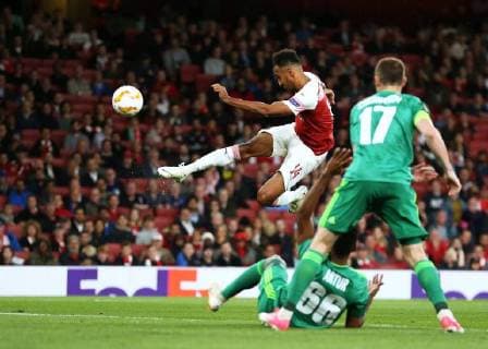 & xa7;20th September 2018, Emirates Stadium, London, England; UEFA Europa League football, Arsenal versus Vorskla Poltava; Pierre-Emerick Aubameyang of Arsenal with a shot under pressure  ActionPlus12064071 JohnxPatrickxFletcher