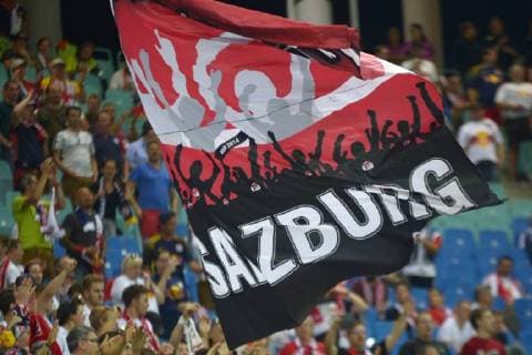 UEFA Europa League 2018 2019 Gruppenphase Group Stage, 1. Spieltag, RB Leipzig vs. FC Salzburg (Red Bull Salzburg) (20.09.2018) Fans von FC Salzburg Red Bull Salzburg schwenken eine Fahne. Leipzig Sachsen Deutschland