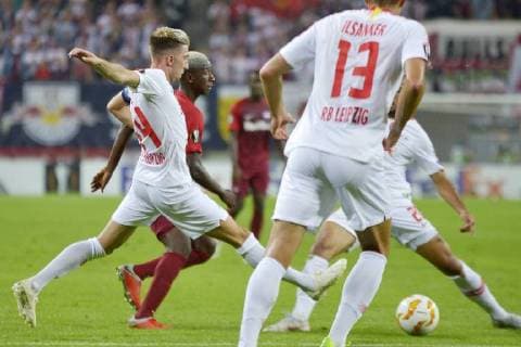 UEFA Europa League 2018 2019 Gruppenphase Group Stage, 1. Spieltag, RB Leipzig vs. FC Salzburg (Red Bull Salzburg) (20.09.2018) Zweikampf um den Ball zwischen Kevin Kampl (Leipzig li.) und Amadou Haidara (Salzburg 2.v.l.) Leipzig Sachsen Deutschland