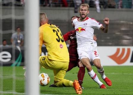 GER, Europa League, Gruppen B, RasenBallsport Leipzig vs Besiktas Istanbul 20.09.18 , Leipzig, Red Bull Arena, GER, Saison 2018 2019, UEFA Europa League, Gruppe B, 1.Spieltag von 6 RasenBallsport Leipzig vs FC Red Bull Salzburg im Bild Konrad Laimer (Leipzig) erzielt ds Tor zum 1:2, Torwart Alexander Walke und Andreas Ulmer (Salzburg) machtlos DFL regulations prohibit any use of photographs as image sequences and or quasi-video