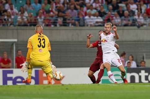 Sport Bilder des Tages 20.09.2018, Fussball UEFA Europa League 2018 2019, Gruppenphase, 1.Spieltag, RB Leipzig - FC Salzburg, in der Red Bull Arena Leipzig. Tor zum 1:2, (L-R) Torwart Alexander Walke (RB Salzburg) und Andreas Ulmer (RB Salzburg) im Zweikampf mit Torschütze Konrad Laimer (RB Leipzig)