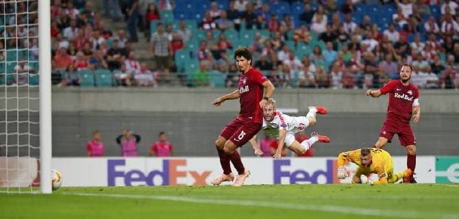20.09.2018, Fussball UEFA Europa League 2018 2019, Gruppenphase, 1.Spieltag, RB Leipzig - FC Salzburg, in der Red Bull Arena Leipzig. Tor zum 1:2, (L-R) Andre Ramalho (RB Salzburg), Torschütze Konrad Laimer (RB Leipzig), Torwart Alexander Walke (RB Salzburg), Andreas Ulmer (RB Salzburg)