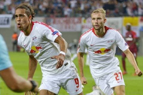 UEFA Europa League 2018 2019 Gruppenphase Group Stage, 1. Spieltag, RB Leipzig vs. FC Salzburg (Red Bull Salzburg) (20.09.2018) Tor zum 2:2. Yussuf Poulsen (Leipzig li.) jubelt nach seinem Kopfballtor zum 2:2. Teamkollege Konrad Laimer (re.) jubelt mit. Leipzig Sachsen Deutschland