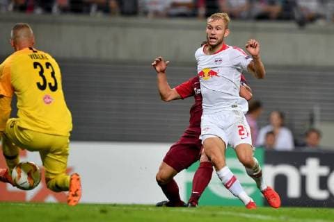 SOCCER - EL, RB Leipzig vs RBS LEIPZIG,GERMANY,20.SEP.18 - SOCCER - UEFA Europa League, group stage, RasenBallsport Leipzig vs Red Bull Salzburg. Image shows Alexander Walke, Andreas Ulmer (RBS) and Konrad Laimer (RB Leipzig). Keywords: goal. GEPAxpictures xFlorianxErtl
