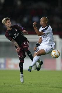 Fussball Europa League 2018 - 2019 20.09.2018, Fussball Europa League, UEFA Europa League, 2018-2019, Gruppenphase, Gruppe F, Spieltag 1, Luxemburg, Stade Josy Barthel, Luxemburg (LUX) - F91 Dudelange, Düdelingen, AC Mailand, Milan, AC Milan (ITA) vl: Samu Castillejo (AC Mailand, Milan 7) - Bryan Melisse (F91 Duedelingen - 27)