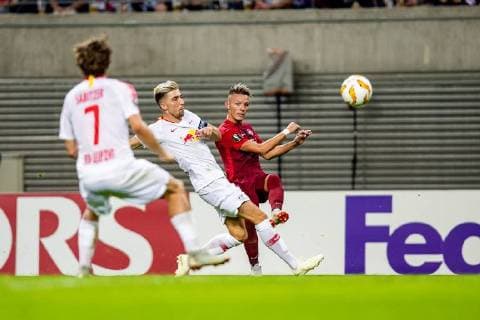 Sturmspieler Hannes Wolf 13 von FC RB Salzburg im Duell mit Mittelfeldspieler Kevin Kampl 44 von RB Leipzig waehrend der Begegnung in der UEFA Europa League zwischen RB Leipzig und FC Red Bull Salzburg in der Red Bull Arena am 20. September 2018 in Leipzig, Sachsen, Deutschland ( FB-EL RB Leipzig - FC Red Bull Salzburg Copyright: xEIBNER HartmutxBoesenerx EP_HBR