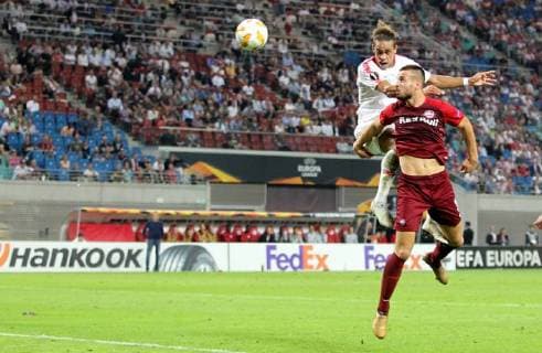 GER, Europa League, Gruppen B, RasenBallsport Leipzig vs Besiktas Istanbul 20.09.18 , Leipzig, Red Bull Arena, GER, Saison 2018 2019, UEFA Europa League, Gruppe B, 1.Spieltag von 6 RasenBallsport Leipzig vs FC Red Bull Salzburg im Bild Yussuf Poulsen (Leipzig) erzielt das Tor zum 2:2 Ausgleich, Marin Pongracic (Salzburg) kann es nicht verhindern DFL regulations prohibit any use of photographs as image sequences and or quasi-video
