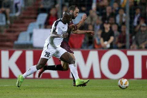 Jerry Prempeh (F91 Duedelingen - 26) im Zweikampf mit Gonzalo Higuain (AC Mailand, Milan 9) 20.09.2018 Fussball Europa League, Gruppenphase, Saison 2018-2019 20.09.2018 LUX, EL, F91 Düdelingen - AC Mailand (ITA) (Dudelange - Milano, Milan) Stade Josy Barthel, Luxemburg 