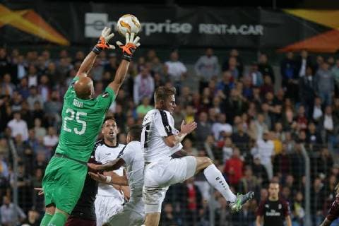 Fussball Europa League 2018 - 2019 20.09.2018, Fussball Europa League, UEFA Europa League, 2018-2019, Gruppenphase, Gruppe F, Spieltag 1, Luxemburg, Stade Josy Barthel, Luxemburg (LUX) - F91 Dudelange, Düdelingen, AC Mailand, Milan, AC Milan (ITA) vl: Pepe Reina (AC Mailand, Milan 25) - David Turpel, Dave Turpel (F91 Duedelingen - 77)