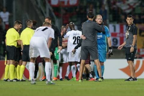 Fussball Europa League 2018 - 2019 20.09.2018, Fussball Europa League, UEFA Europa League, 2018-2019, Gruppenphase, Gruppe F, Spieltag 1, Luxemburg, Stade Josy Barthel, Luxemburg (LUX) - F91 Dudelange, Düdelingen, AC Mailand, Milan, AC Milan (ITA) vl: Dino Toppmöller (Trainer F91 Duedelingen - Toppmoeller) bedankt sich bei Joe Frising (Torwart, Torhueter F91 Duedelingen - 33)