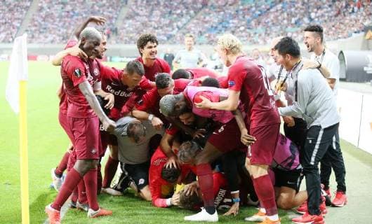 RB Leipzig - Salzburg Fussball Euro League Leipzig, 20.09.2018, Red Bull Arena, Fussball, UEFA Europa League , RB Leipzig (GER) vs. FC Salzburg (AUT) 2:3 (0:2) , Im Bild: Jubeltraube der Salzburger Spieler über dem Siegtorschützen Fredrik Gulbrandsen (21, Salzburg). , UEFA Êregulations prohibit any use of photographs as image sequences and or quasi-video. ,