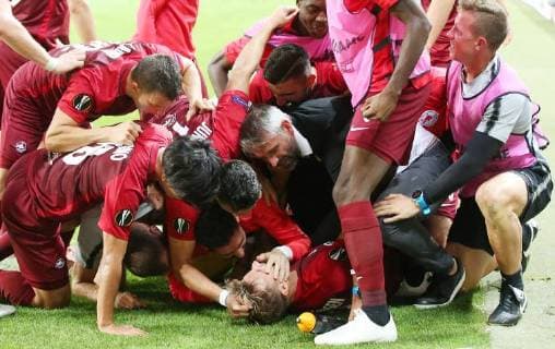 RB Leipzig - Salzburg Fussball Euro League Leipzig, 20.09.2018, Red Bull Arena, Fussball, UEFA Europa League , RB Leipzig (GER) vs. FC Salzburg (AUT) 2:3 (0:2) , Im Bild: Jubeltraube der Salzburger Spieler über dem Siegtorschützen Fredrik Gulbrandsen (21, Salzburg). , UEFA Êregulations prohibit any use of photographs as image sequences and or quasi-video. ,
