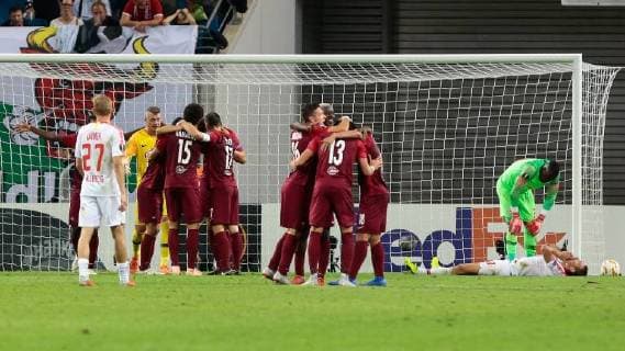 20.09.2018, xtgx, Fussball UEFA Europa League, RB Leipzig - FC Salzburg emspor, v.l. Salzburg Jubel über den Sieg, Jubel nach Spielende, Leipzig enttäuscht, schaut enttäuscht, niedergeschlagen, disappointed (DFL DFB REGULATIONS PROHIBIT ANY USE OF PHOTOGRAPHS as IMAGE SEQUENCES and or QUASI-VIDEO) Leipzig