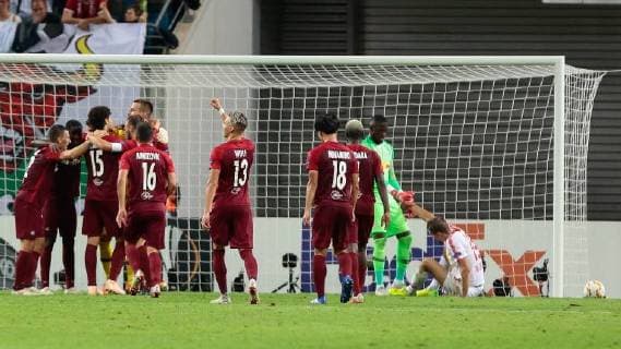 20.09.2018, xtgx, Fussball UEFA Europa League, RB Leipzig - FC Salzburg emspor, v.l. Salzburg Jubel über den Sieg, Jubel nach Spielende, Leipzig enttäuscht, schaut enttäuscht, niedergeschlagen, disappointed (DFL DFB REGULATIONS PROHIBIT ANY USE OF PHOTOGRAPHS as IMAGE SEQUENCES and or QUASI-VIDEO) Leipzig