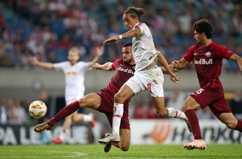 20.09.2018, Fussball UEFA Europa League 2018 2019, Gruppenphase, 1.Spieltag, RB Leipzig - FC Salzburg, in der Red Bull Arena Leipzig. (L-R) Marin Pongracic (RB Salzburg) im Zweikampf mit Yussuf Poulsen (RB Leipzig) und Andre Ramalho (RB Salzburg)