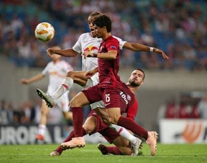 20.09.2018, Fussball UEFA Europa League 2018 2019, Gruppenphase, 1.Spieltag, RB Leipzig - FC Salzburg, in der Red Bull Arena Leipzig. (L-R) Yussuf Poulsen (RB Leipzig) im Zweikampf mit Andre Ramalho (RB Salzburg) und Marin Pongracic (RB Salzburg)