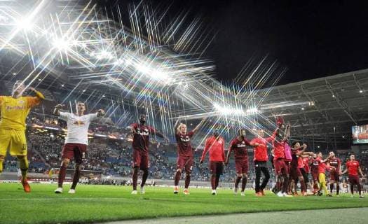 UEFA Europa League 2018 2019 Gruppenphase Group Stage, 1. Spieltag, RB Leipzig vs. FC Salzburg (Red Bull Salzburg) (20.09.2018) Die Mannschaft von FC Salzburg Red Bull Salzburg bedankt sich nach dem Spiel und dem 3:2-Sieg bei den mitgereisten Fans. Leipzig Sachsen Deutschland