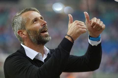 UEFA Europa League 2018 2019 Gruppenphase Group Stage, 1. Spieltag, RB Leipzig vs. FC Salzburg (Red Bull Salzburg) (20.09.2018) Marco Rose, Trainer von FC Salzburg Red Bull Salzburg, bedankt sich bei den mitgereisten Fans mit hochgestreckten Daumen. Leipzig Sachsen Deutschland