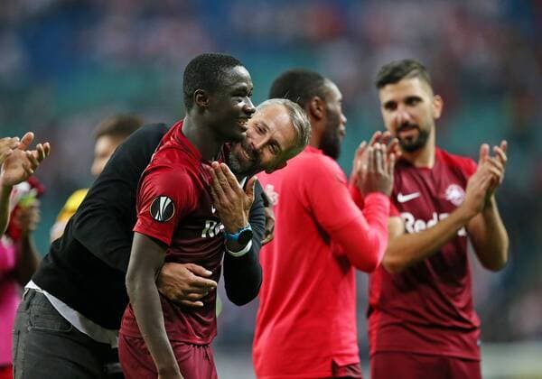 20.09.2018, Fussball UEFA Europa League 2018 2019, Gruppenphase, 1.Spieltag, RB Leipzig - FC Salzburg, in der Red Bull Arena Leipzig. Schlussjubel (L-R) Diadie Samassekou (RB Salzburg) und Trainer Marco Rose (RB Salzburg)