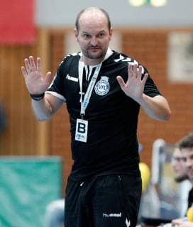 v.li.: Trainer Torge Greve (VfL Lübeck-Schwartau) gibt Anweisungen, gestikuliert, mit den Armen gestikulieren, gives instructions, gesticulate, DKB 2. Handball-Bundesliga, DJK Rimpar Wölfe - VfL Lübeck-Schwartau,