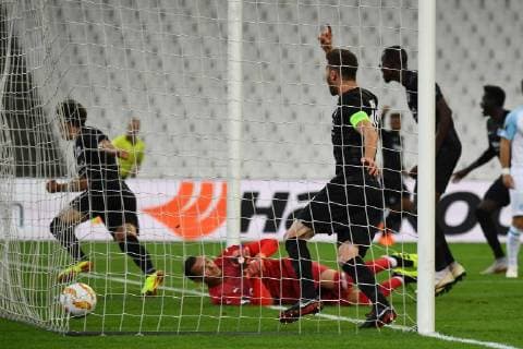 20.09.2018, xjhx, Fussball UEFA Europa League, Olympique Marseille - Eintracht Frankfurt emspor, v.l. Yohann Pele (Olympique Marseille), Lucas Torro (Eintracht Frankfurt) Goal scored, erziehlt das Tor zum 1:1 (DFL DFB REGULATIONS PROHIBIT ANY USE OF PHOTOGRAPHS as IMAGE SEQUENCES and or QUASI-VIDEO) Marseille