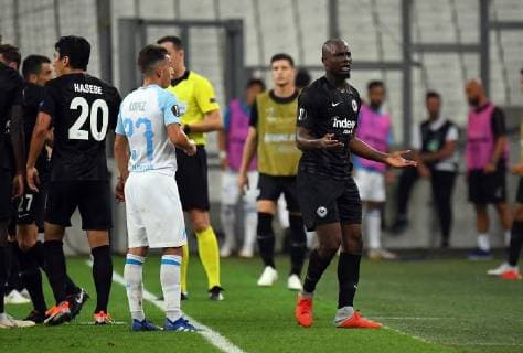 20.09.2018, xjhx, Fussball UEFA Europa League, Olympique Marseille - Eintracht Frankfurt emspor, v.l. Jetro Willems (Eintracht Frankfurt) gibt Anweisungen, gestikuliert, mit den Armen gestikulieren gives instructions, gesticulate. Gelbe-Rote Karte fuer, receive a yellow-red card, (DFL DFB REGULATIONS PROHIBIT ANY USE OF PHOTOGRAPHS as IMAGE SEQUENCES and or QUASI-VIDEO) Marseille