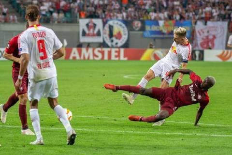 v.li.: Yussuf Poulsen (RB Leipzig, 9), Kevin Kampl (RB Leipzig, 44), Amadou Haidara (Salzburg, 4); Aktion, action, Fussball, UEFA Europa League, RB Leipzig - FC Salzburg,