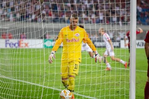 Alexander Walke (Salzburg, 33) ist enttäuscht über den Ausgleich zum 2:2, Fussball, UEFA Europa League, RB Leipzig - FC Salzburg,