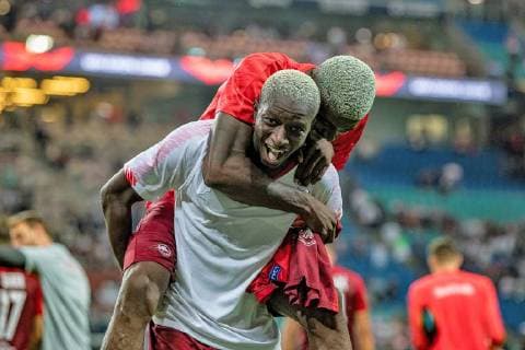 Sport Bilder des Tages Siegesfreude bei FC Red Bull Salzburg nach dem Spiel waehrend der Begegnung in der UEFA Europa League zwischen RB Leipzig und FC Red Bull Salzburg in der Red Bull Arena am 20. September 2018 in Leipzig, Sachsen, Deutschland ( FB-EL RB Leipzig - FC Red Bull Salzburg Copyright: xEIBNER HartmutxBoesenerx EP_HBR