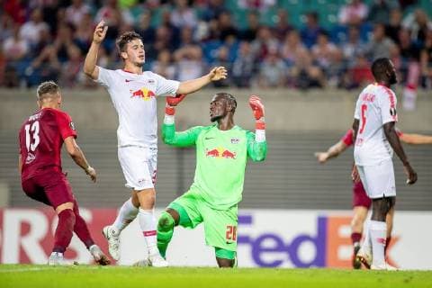 Mittelfeldspieler Diego Demme 31 von RB Leipzig und Torwart Yvon Mvogo 28 von RB Leipzig nach dem 2:3 von Sturmspieler Hannes Wolf 13 von FC RB Salzburg waehrend der Begegnung in der UEFA Europa League zwischen RB Leipzig und FC Red Bull Salzburg in der Red Bull Arena am 20. September 2018 in Leipzig, Sachsen, Deutschland ( FB-EL RB Leipzig - FC Red Bull Salzburg Copyright: xEIBNER HartmutxBoesenerx EP_HBR
