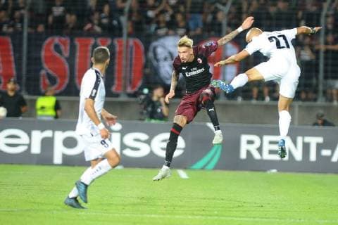 Samu Castillejo, AC Milan- 7, und Bryan Melisse, F91 Dudelange- 27, im Zeikampf beim Europa League Spiel zwischen dem F 91 Dudelange, Luxemburg und dem AC Mailand, Italien, am 20.09.18, F 91 Dudelange, Luxemburg vs AC Mailand, Italien, Europa League, Luxemburg Copyright: xEIBNER PeterxFranzx EP_PFZ