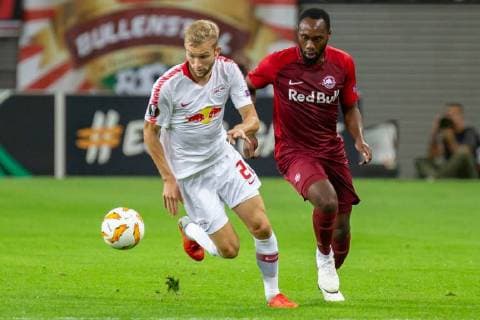 v.li.: Konrad Laimer (RB Leipzig, 27), Reinhold Yabo (Salzburg, 7); Laufduell, Fussball, UEFA Europa League, RB Leipzig - FC Salzburg,