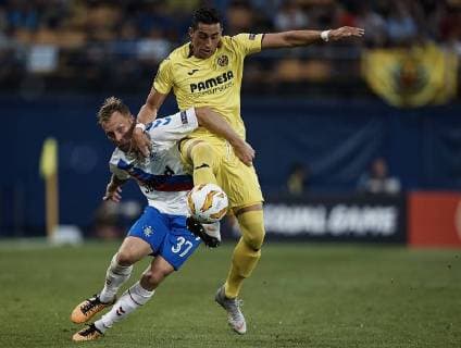 September 20, 2018 - Villarreal, Spain - Scott Arfield of Rangers (L) competes for the ball with Funes Mori of Villarreal CF during the UEFA Europa League group G match between Villarreal CF and Rangers at Estadio de la Ceramica on September 20, 2018 in Vila-real, Spain Villarreal CF v Rangers - UEFA Europa League  - ZUMAn230 20180920_zaa_n230_379 Copyright: xDavidxAliagax