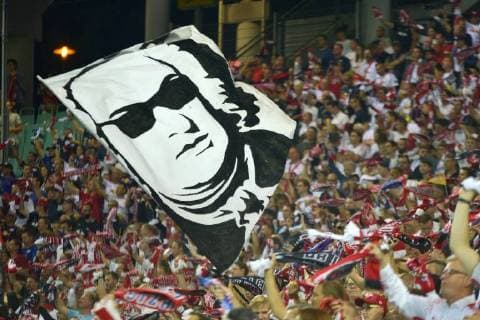 UEFA Europa League 2018 2019 Gruppenphase Group Stage, 1. Spieltag, RB Leipzig vs. FC Salzburg (Red Bull Salzburg) (20.09.2018) Blick in die RBL-Fankurve, eine Fahne mit dem Gesicht von Johann Sebstian Bach und einer Sonnenbrille wird geschwenkt. Leipzig Sachsen Deutschland
