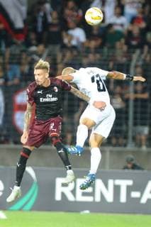 Bryan Melisse, F91 Dudelange- 27, im Kopfballduell mit Samu Castillejo, AC Milan- 7, beim Europa League Spiel zwischen dem F 91 Dudelange, Luxemburg und dem AC Mailand, Italien, am 20.09.18, F 91 Dudelange, Luxemburg vs AC Mailand, Italien, Europa League, Luxemburg Copyright: xEIBNER PeterxFranzx EP_PFZ