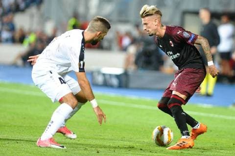 Samu Castillejo, AC Milan- 7, im Zweikampf mit Kevin Malget, F91 Dudelange- 4, beim Europa League Spiel zwischen dem F 91 Dudelange, Luxemburg und dem AC Mailand, Italien, am 20.09.18, F 91 Dudelange, Luxemburg vs AC Mailand, Italien, Europa League, Luxemburg Copyright: xEIBNER PeterxFranzx EP_PFZ
