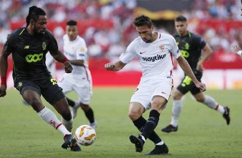 Partido de la Europa League entre el Sevilla y el Standard de Lieja en el Pizjuan. En la imagen, Vazquez y Luyindama.Europa League match between Sevilla and Standard Liege. In this picture, Vazquez and Luyindama. 