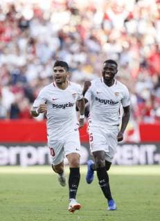 Partido de la Europa League entre el Sevilla y el Standard de Lieja en el Pizjuan. En la imagen, Banega celebra su gol. Europa League match between Sevilla and Standard Liege. In this picture, Banega celebrates his goal. 