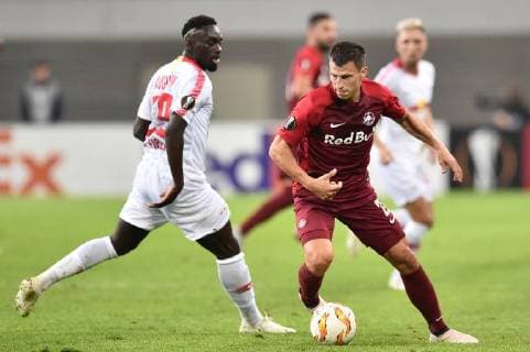 Fußball Europa League Gruppenphase 1. Spieltag RB Leipzig - FC Salzburg am 20.09.2018 in der Red Bull Arena in Leipzig Stefan Lainer ( Salzburg ), vorne - Jean-Kevin Augustin ( Leipzig ), hinten DFL Regulations prohibit any use of photographs as image sequences and or quasi video.