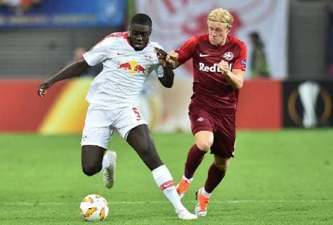 Fußball Europa League Gruppenphase 1. Spieltag RB Leipzig - FC Salzburg am 20.09.2018 in der Red Bull Arena in Leipzig Dayot Upamecano ( Leipzig ), links - Xavier Schlager ( Salzburg ), rechts DFL Regulations prohibit any use of photographs as image sequences and or quasi video.