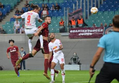 Fußball Europa League Gruppenphase 1. Spieltag RB Leipzig - FC Salzburg am 20.09.2018 in der Red Bull Arena in Leipzig Yussuf Poulsen ( Leipzig ), links köpft das 2:2 - Marin Pongracic ( Salzburg ), rechts DFL Regulations prohibit any use of photographs as image sequences and or quasi video.