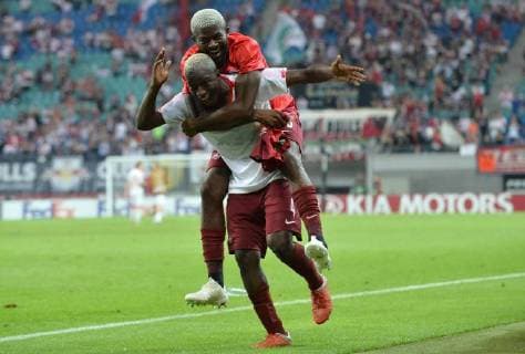 Fußball Europa League Gruppenphase 1. Spieltag RB Leipzig - FC Salzburg am 20.09.2018 in der Red Bull Arena in Leipzig Amadou Haidara ( Salzburg ), unten - Jerome Onguene ( Salzburg ), oben DFL Regulations prohibit any use of photographs as image sequences and or quasi video.