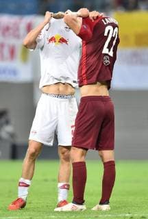 Sport Bilder des Tages Fußball Europa League Gruppenphase 1. Spieltag RB Leipzig - FC Salzburg am 20.09.2018 in der Red Bull Arena in Leipzig Konrad Laimer ( Leipzig ), links - Stefan Lainer ( Salzburg ), rechts DFL Regulations prohibit any use of photographs as image sequences and or quasi video.