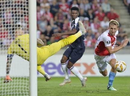 Goalkeeper Benoit Costil of Bordeaux, left, and Tomas Soucek of Slavia in action during the 1st round, Group C, UEFA Europa League match SK Slavia Praha vs Girondins Bordeaux in Prague, Czech Republic, on September 20, 2018 . (CTKxPhoto MichaelaxRihova) CTKPhotoP201809201196001  mir 7