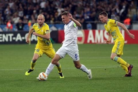 Midfielder Ivan Maevski (L) of FC Astana and midfielder Serhii Sydorchuk (C) of FC Dynamo Kyiv are seen in action during the UEFA Europa League Group K Matchday 1 match at the NSC Olimpiyskiy, Kyiv, capital of Ukraine, September 20, 2018. Ukrinform. KYIV. FC Dynamo Kyiv and FC Astana have played to a 2-2 draw in the UEFA Europa League Group K Matchday 1 fixture on the pitch of the NSC Olimpiyskiy in the Ukrainian capital, Kyiv. Midfielder Viktor Tsyhankov of Dynamo scored an opener 11 minutes into the game. Astana s defender Marin Anicic planted an equaliser 10 minutes later. The hosts responded with a goal in added time after the first half (Harmash, 45+1). The team from Kazakhstan managed to snatch a draw only during extra time with forward Roman Murtazayev s goal (90+5). 2-2 draw for Dynamo, Astana in Kyiv  Copyright: xPavlo_Bagmutx