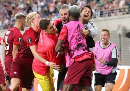 RB Leipzig - Salzburg Fussball Euro League Leipzig, 20.09.2018, Red Bull Arena, Fussball, UEFA Europa League , RB Leipzig (GER) vs. FC Salzburg (AUT) 2:3 (0:2) , Im Bild: Jubeltraube des Salzburger Spieler mit Trainer Marco Rose (mi.) über dem Siegtorschützen Fredrik Gulbrandsen (verdeckt). , UEFA Êregulations prohibit any use of photographs as image sequences and or quasi-video. ,