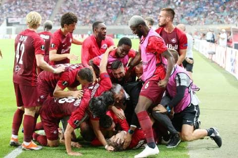 RB Leipzig - Salzburg Fussball Euro League Leipzig, 20.09.2018, Red Bull Arena, Fussball, UEFA Europa League , RB Leipzig (GER) vs. FC Salzburg (AUT) 2:3 (0:2) , Im Bild: Jubeltraube der Salzburger Spieler über dem Siegtorschützen Fredrik Gulbrandsen (21, Salzburg). , UEFA Êregulations prohibit any use of photographs as image sequences and or quasi-video. ,